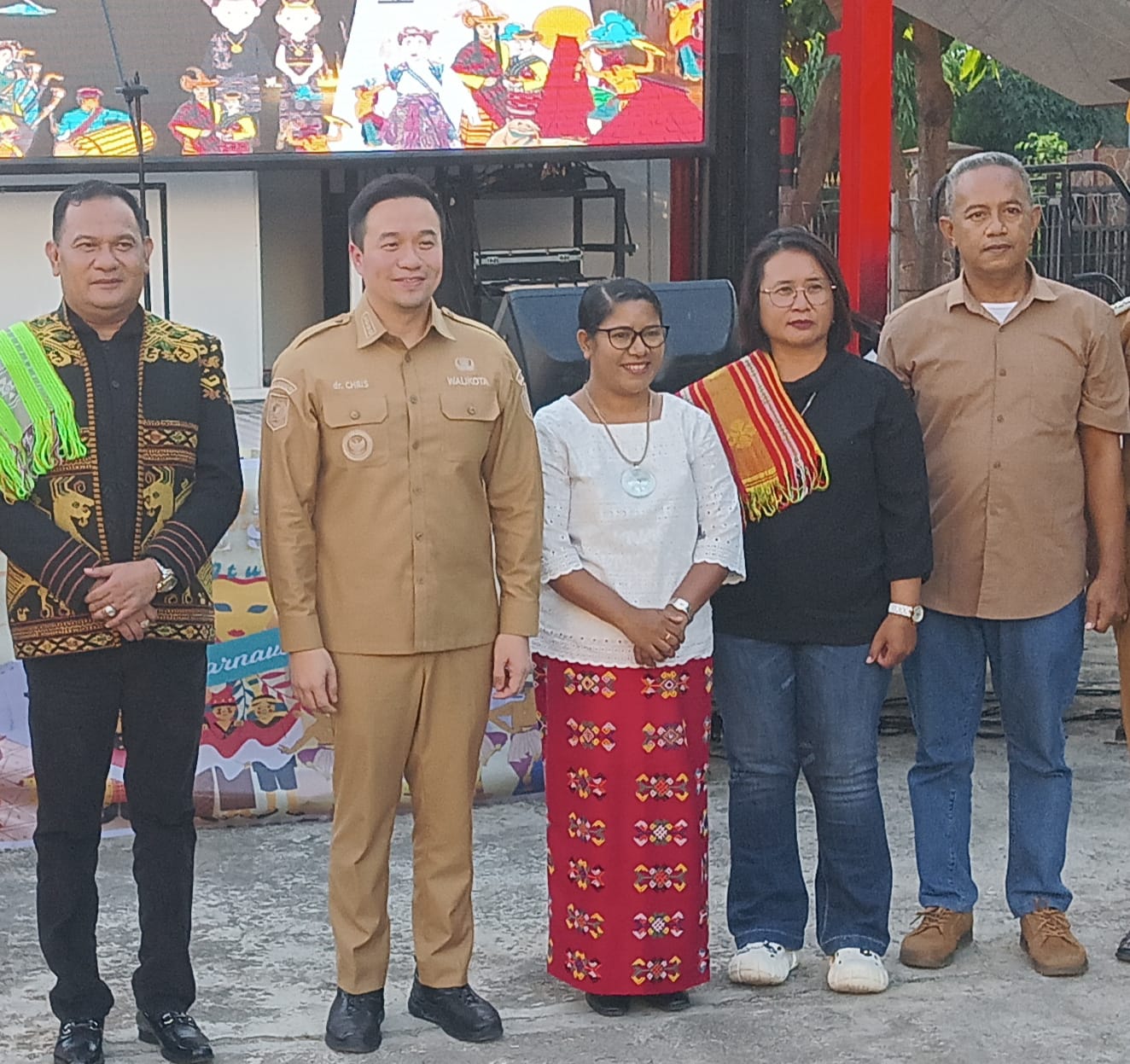 Direktur Yayasan Rumah Foundation, Roy Bulan Pose Bersama Wali Kota Kupang, dr. Christian Widodo dan Anggota DPRD Kota Kupang, Muhammad Ramli di Acara Culture Fest TDM Kupang pada Senin, 25 Mei 2026. (Foto Hiro)